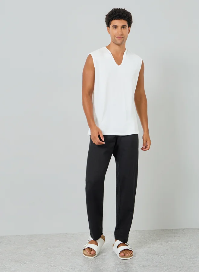 تايك تو Men White Solid V-Neck Tank